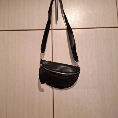 Crossbody bag new with quilted front design, black banana style