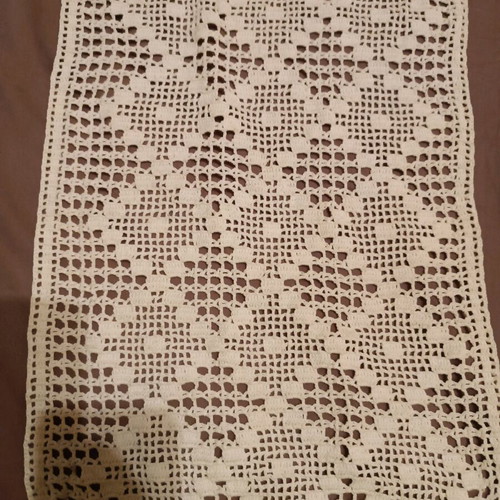 Handmade crochet table runner like new, 1.54x34, ideal for buffet