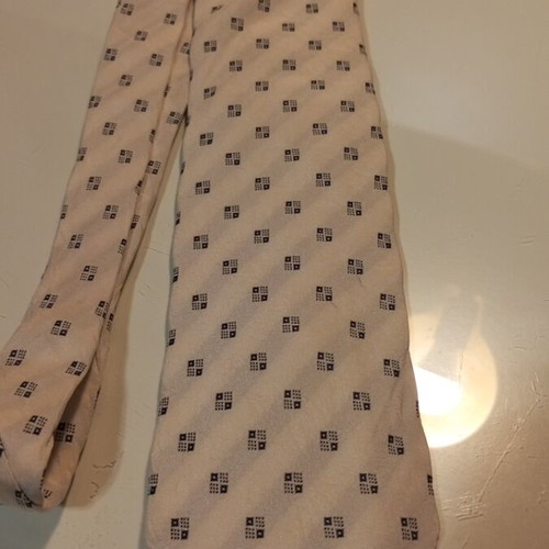 Hugo Boss tie like new 100% silk white and blue
