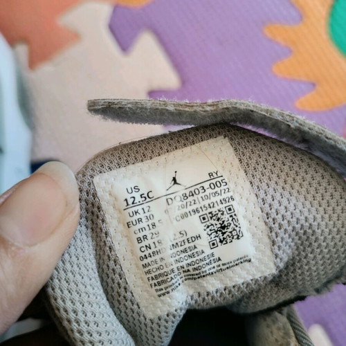 Nike Jordan Max Aura 4 size 30 like new, gray kids' athletic shoes