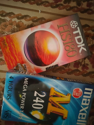 VHS ταινίες καινούργιες, μία TDK 3ωρη και μία Maxell 4ωρη