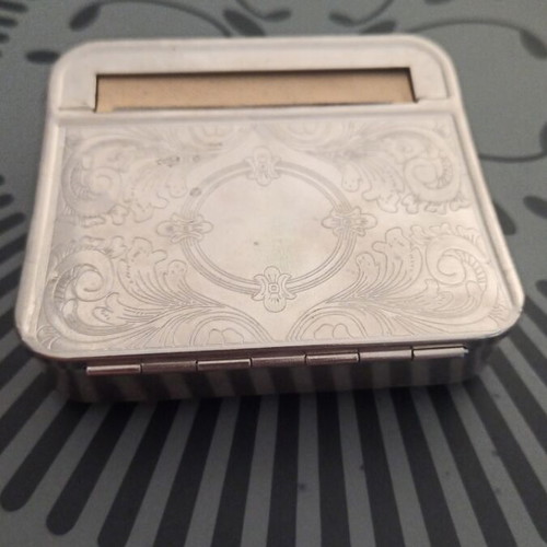 Metal tobacco case used for storing and rolling cigarettes