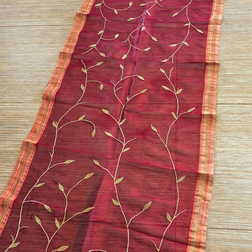 Table linen set like new with runner, doilies and napkins