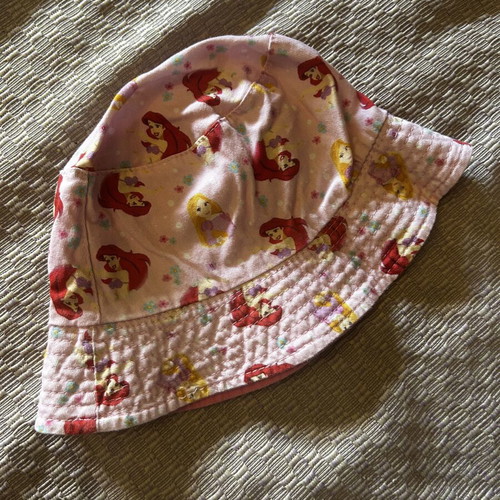 Hat with Ariel and Rapunzel design for girl, used, size S