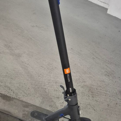 Xiaomo Mi Electric Scooter 3 with charger and phone mount