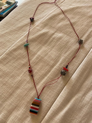 Long necklace like new, red multicolor