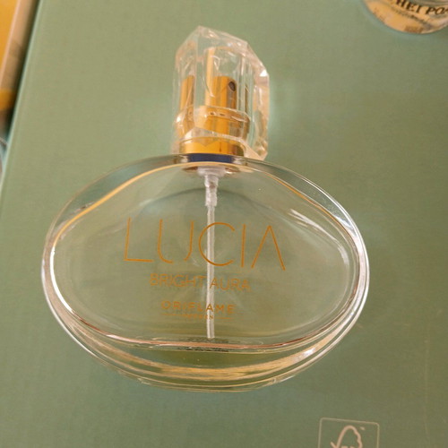 Collection of 8 empty perfume bottles like new