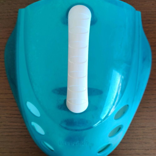 Munchkin bath toy scoop used, blue