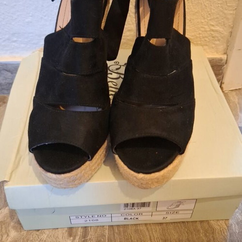Bella women's black platform shoes like new, suede, size 37
