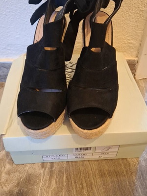 Bella women's black platform shoes like new, suede, size 37