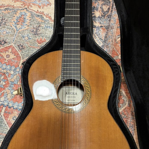 Ahera Concerto Classical Guitar like new with case