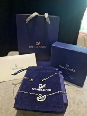 Swarovski necklace new with timeless sparkle