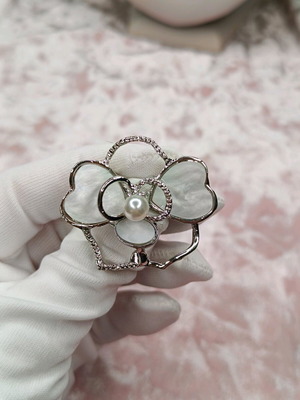 Floral brooch with pearl and rhinestones, new, 5×5 cm