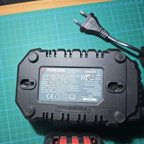 Fast charger set with 4Ah 20V battery