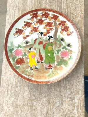 Satsuma Kato Japanese decorative plate handmade like new