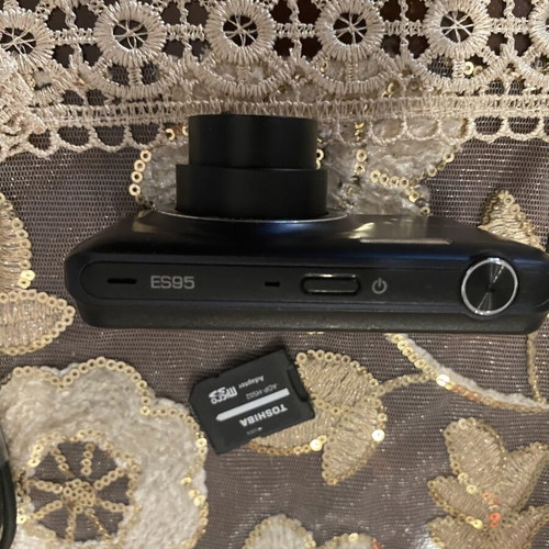 Samsung ES95 digital camera 16MP with 32GB memory