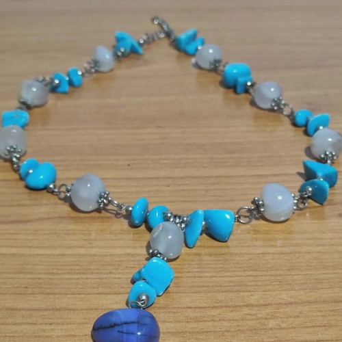Necklace with turquoise stones like new, white chalcedony and metallic details