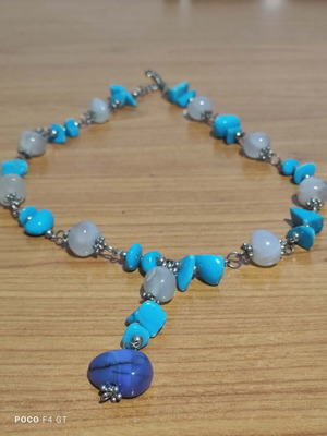 Necklace with turquoise stones like new, white chalcedony and metallic details