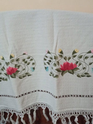 Handmade embroidered vintage table runner 1987 like new