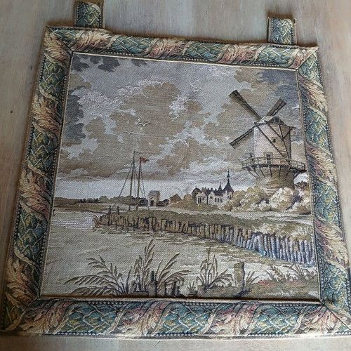 Antique square wall tapestry used with gift antique lamps