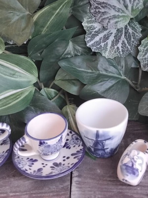 Vintage συλλογή Delft Blue χειροποίητη ζωγραφική, σετ 5 κεραμικών με ξύλινο τσόκαρο