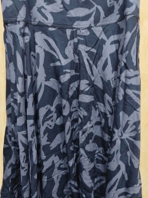 Sandwich floral navy blue skirt like new with ruffles and abstract pattern, sizes L-XL