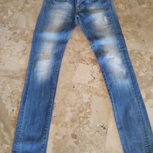 Women's jeans used, size 28, with small tear