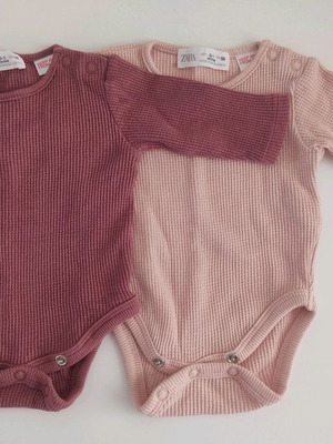 Σετ δύο κορμάκια ΖΑRA BABY ροζ και μελιτζάνι ελαστικά για 0-1 μηνών σαν καινούργια