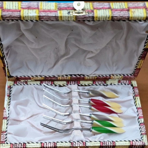 Vintage fruit fork set of six like new
