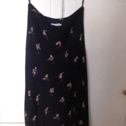 Midi skirt like new, black floral elastic fabric