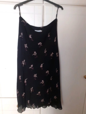 Midi skirt like new, black floral elastic fabric