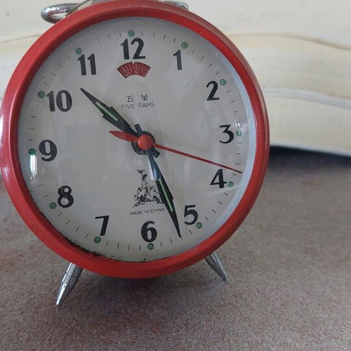 Five Rams wind-up table clock used, analog