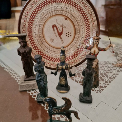 Ancient Greek decorative items like new from museums