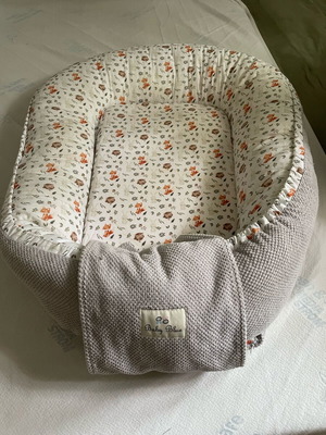 Baby nest baby blue like new