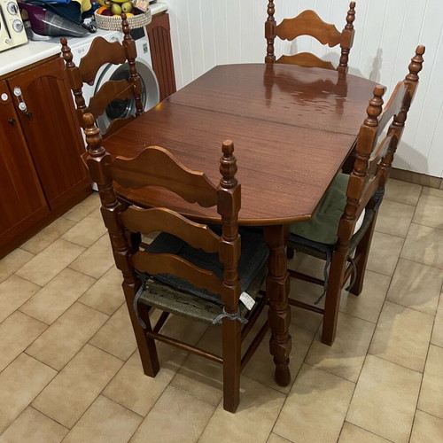 Kitchen table used with 4 chairs and extension