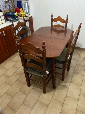 Kitchen table used with 4 chairs and extension