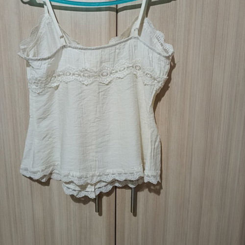 Top with adjustable straps and lace, cream color