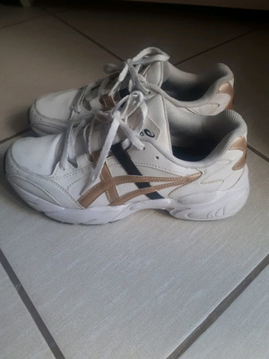Παπούτσι Asics αθλητικό δερμάτινο μεταχειρισμένο, μέγεθος 39, άσπρο