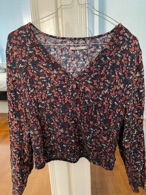 Floral shirt top Pull & Bear like new, size L, red multicolor