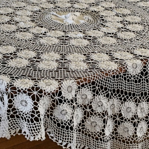 Knitted tablecloth 140 centimeters like new