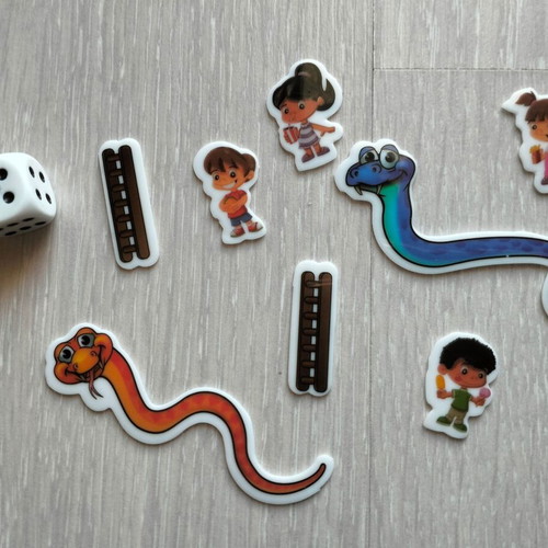 Portable Snakes board game like new