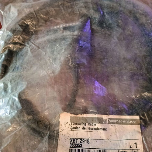 Schneider Electric xbtz915 communication cable new in packaging