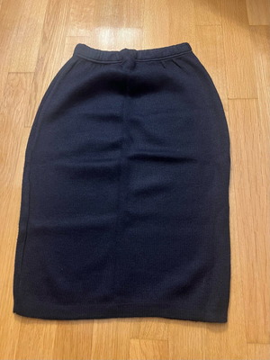 Knitted black skirt like new, straight cut, size S