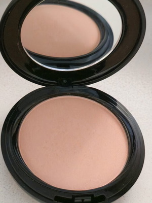 Make Me Up Best Seller Chai Tea Pressed Powder like new, medium tone
