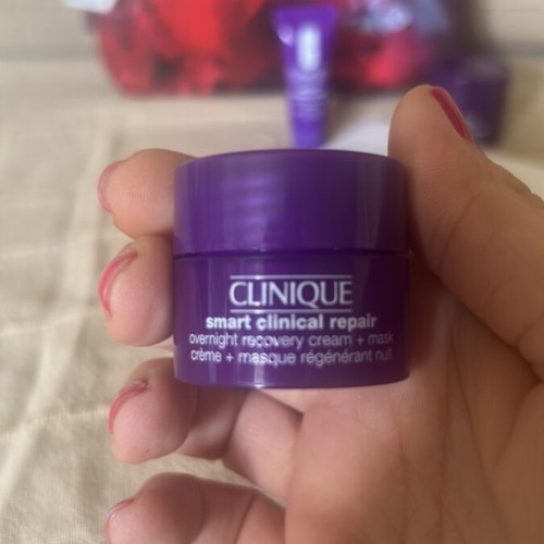 Clinique set with 3 products and neseser, new