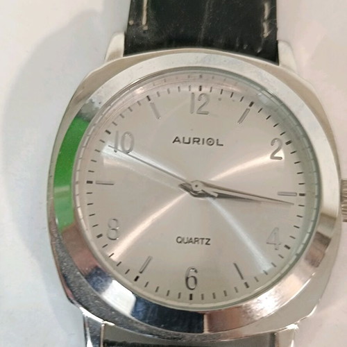 Auriol watch like new with leather straps