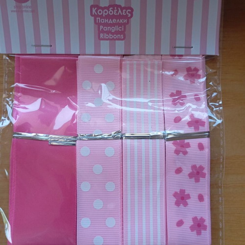 Craft supplies like new, 11 ribbons and 2 wrapping nets