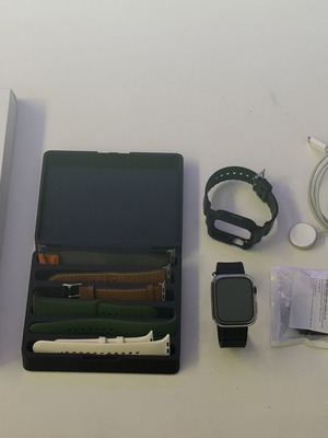 Apple Watch 45mm σαν καινούργιο με πολλά έξτρα
