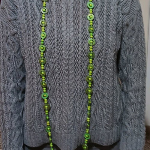 Wooden necklace new, long, green