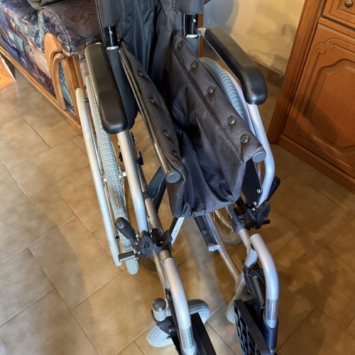 Folding wheelchair, lightweight and durable
